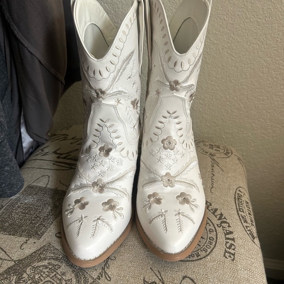 White Embroidered Western Boots - Picture 2 of 3